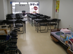 町田駅ターミナル口から１分、通学に便利な介護の学校